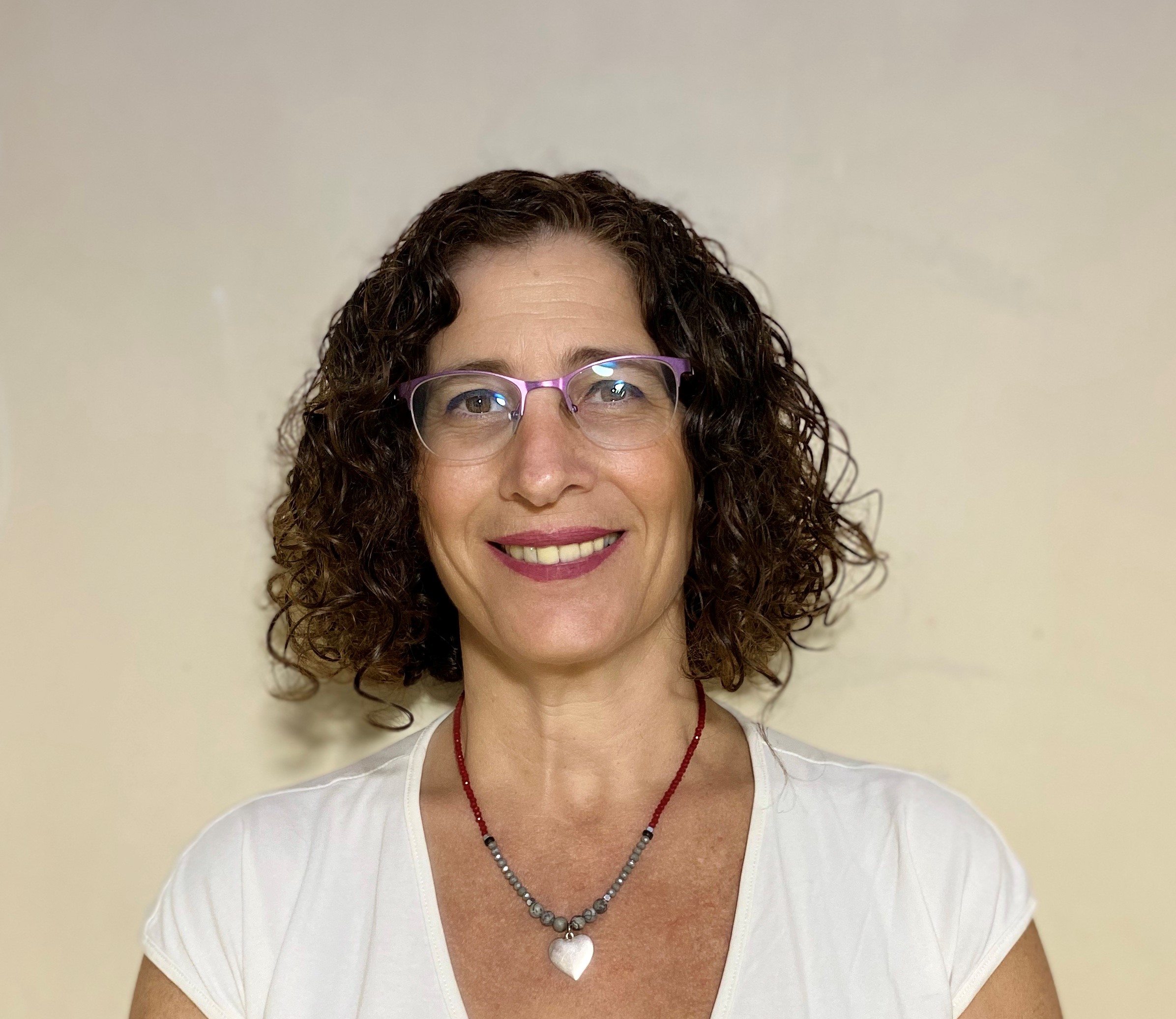 ענת אגוזי